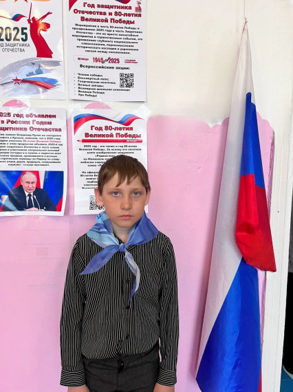 Линейка началась с традиционной церемонии поднятия флага.